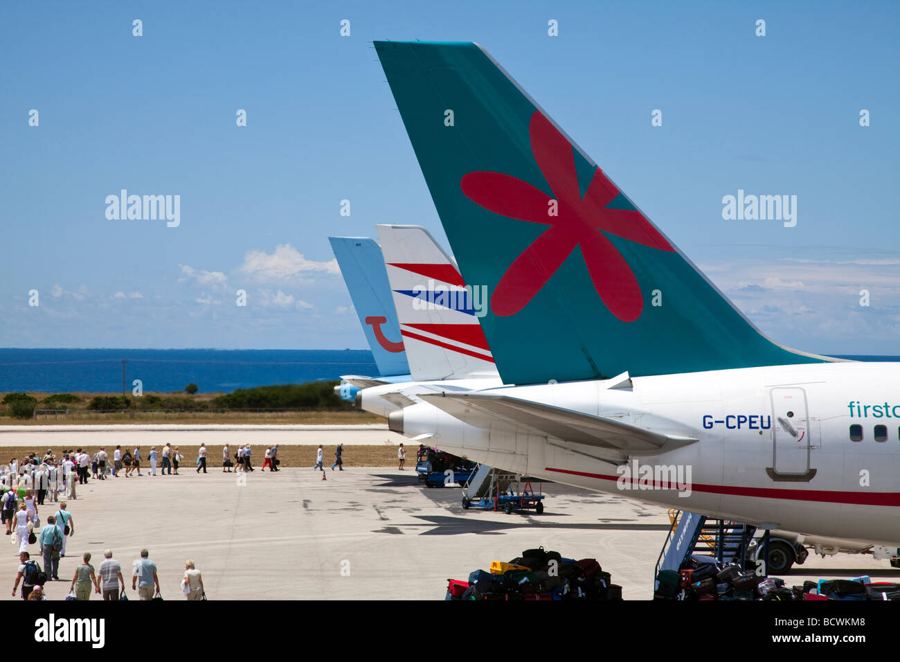 drei Ebenen saß auf der Startbahn warten darauf, gespeist werden und Passagiere an Bord in Kefalonia, griechische Insel in der Sonne Stockfoto