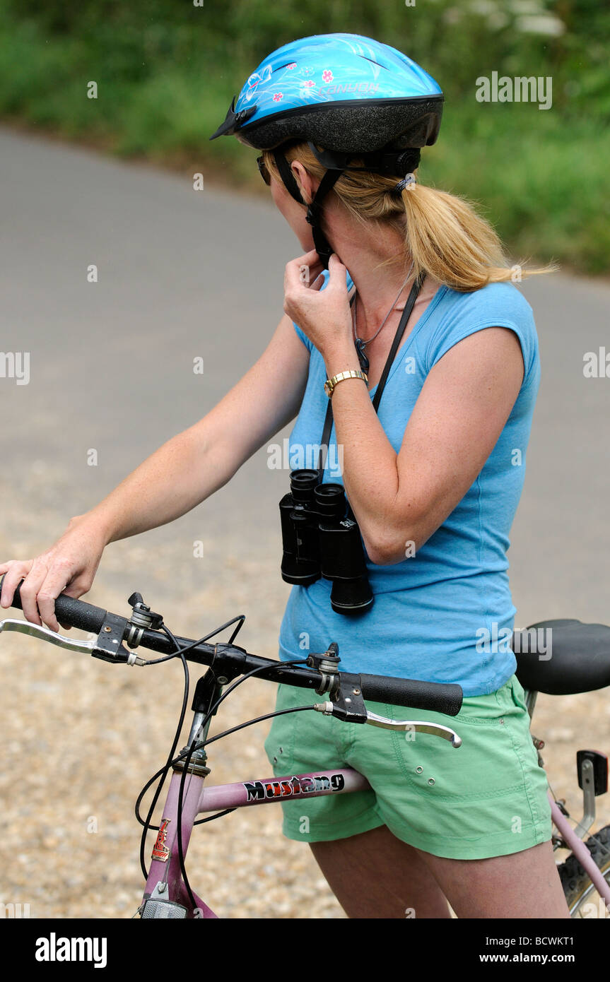 Weibliche Radfahrer ihr Zyklus Helm Kinnriemen anpassen Stockfoto