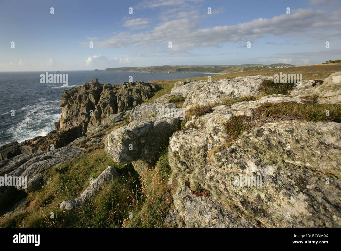 Bereich der Sennen, England. Ansicht von Pedn-Männer-du Klippe mit Cape Cornwall im fernen Hintergrund. Stockfoto