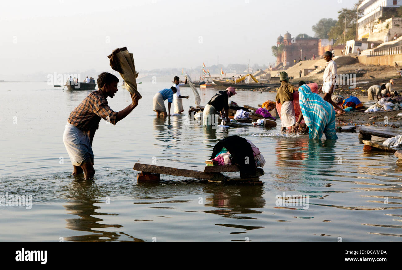 Händewaschen durch ein Dhobi Wallah In der Ganges Varanasi Stockfoto