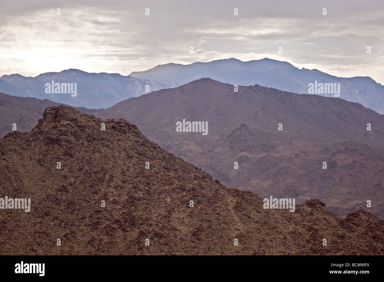 Eine Gebirgskette, die neben der Wüste Gemeinschaft von Palm Desert, Südkalifornien, USA Stockfoto