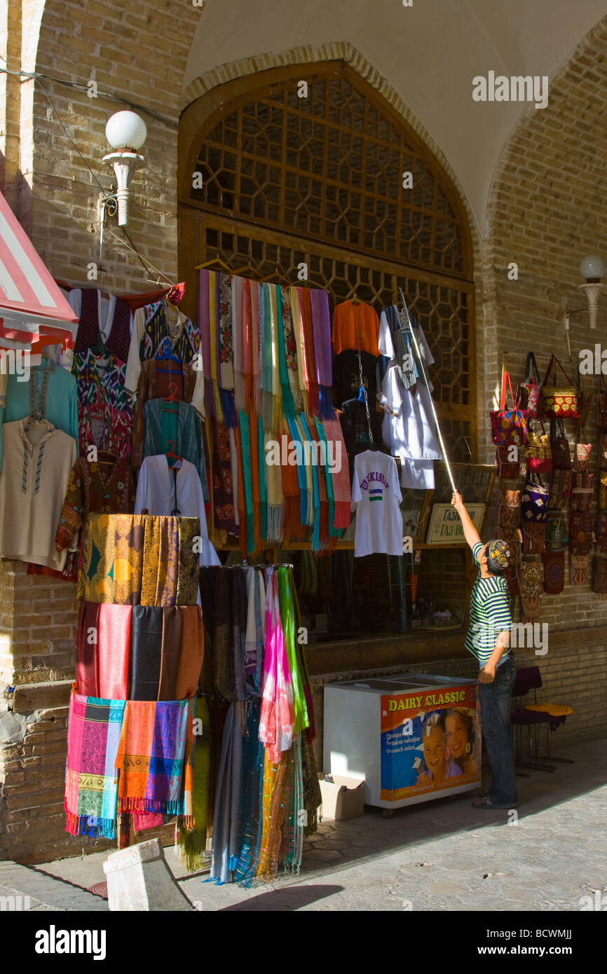 Souvenir Händler einrichten Shop in einer Trading-Kuppel in Buchara Usbekistan Stockfoto