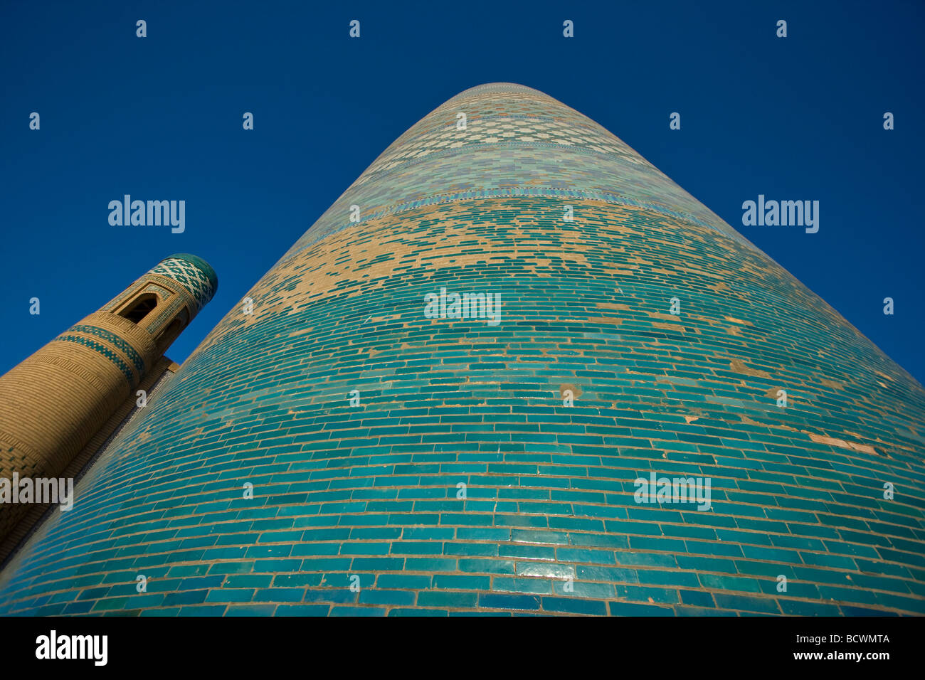 Lieblingswaffe Minarett an Muhammad Amin Khan Medrese in Khiva Uzbeksitan Stockfoto