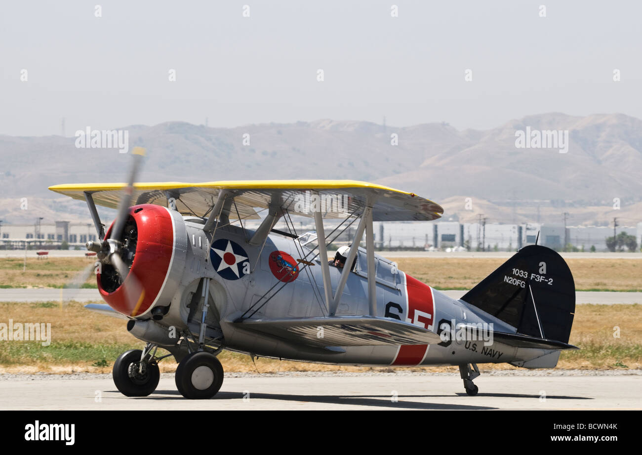 Ein Grumman F3F-2 Doppeldecker taxis auf dem Laufsteg bei einer Airshow. Stockfoto