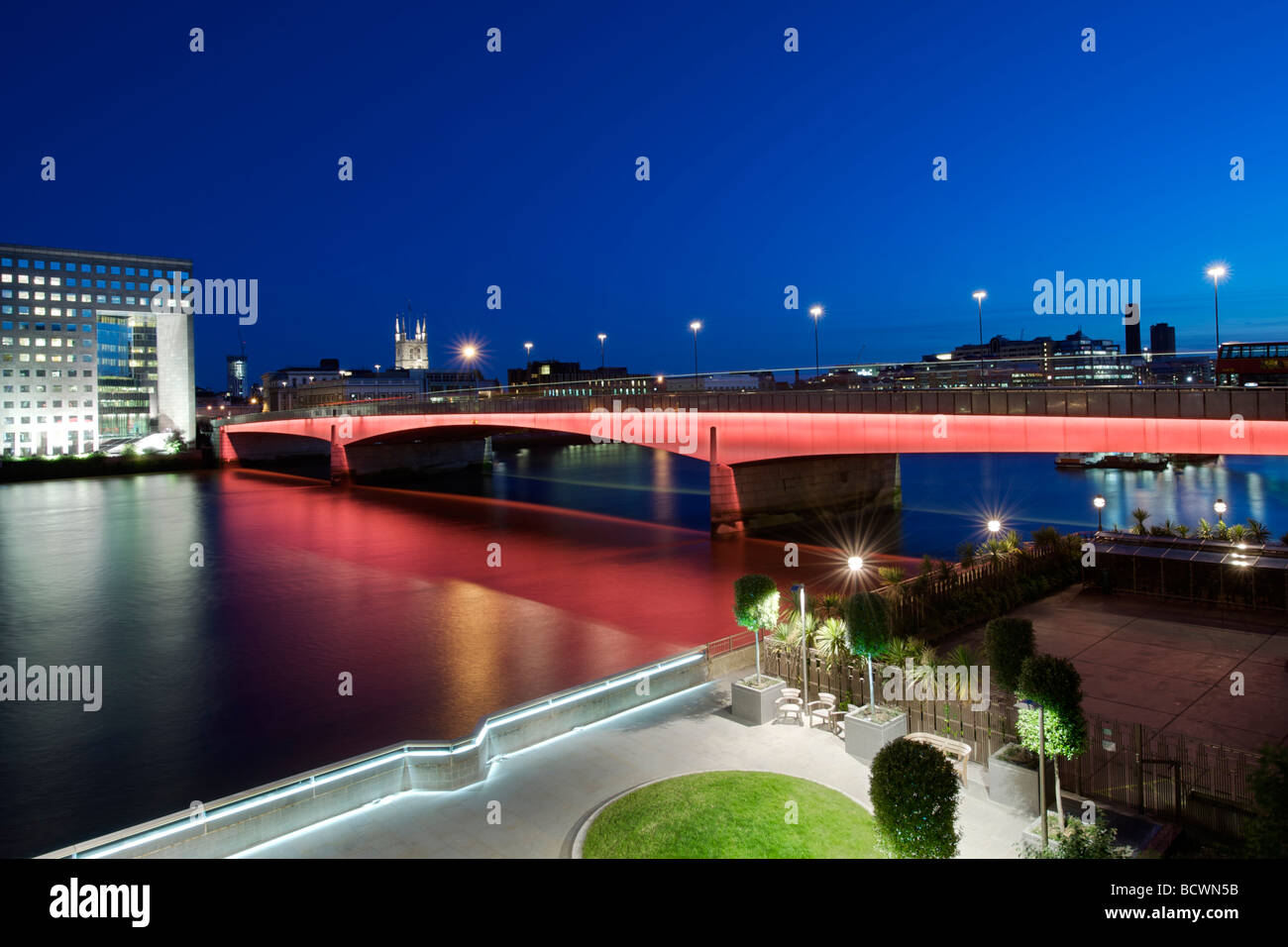 London Bridge über die Themse und die Böschung in der Nacht. Stockfoto