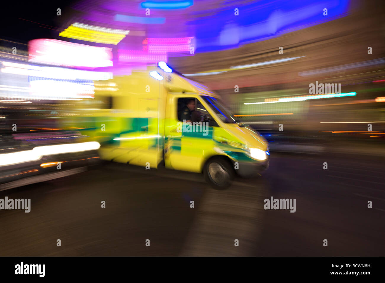 Ein Krankenwagen Rennen entlang einer Londoner Straße in der Nacht. Stockfoto