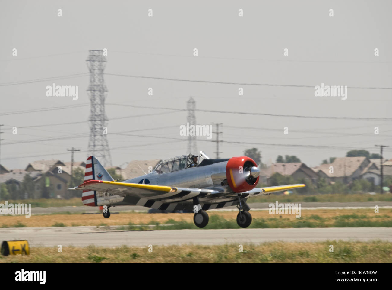 North American Aviation t-6 Texan Trainer landet auf der Piste nach dem Flug bei einer Flugshow. Stockfoto