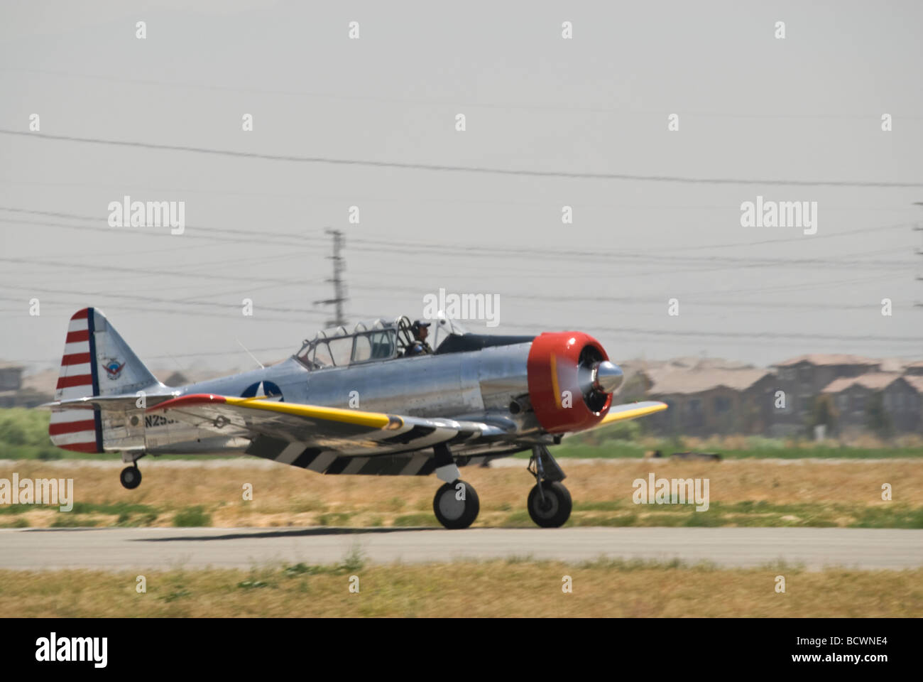 North American Aviation t-6 Texan Trainer landet auf der Piste nach dem Flug bei einer Flugshow. Stockfoto