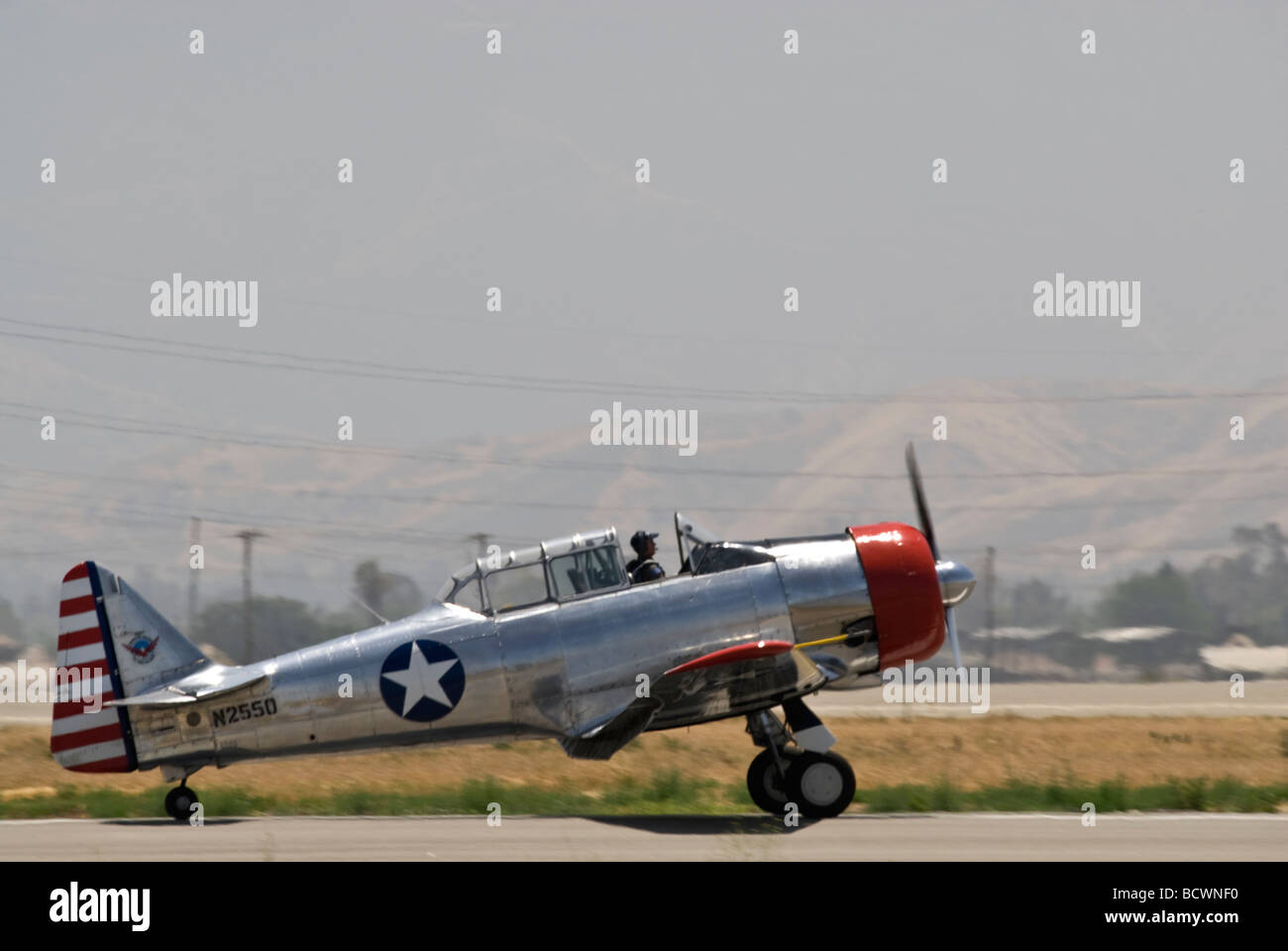 North American Aviation t-6 Texan Trainer taxis auf dem Laufsteg bei einer Flugshow. Stockfoto