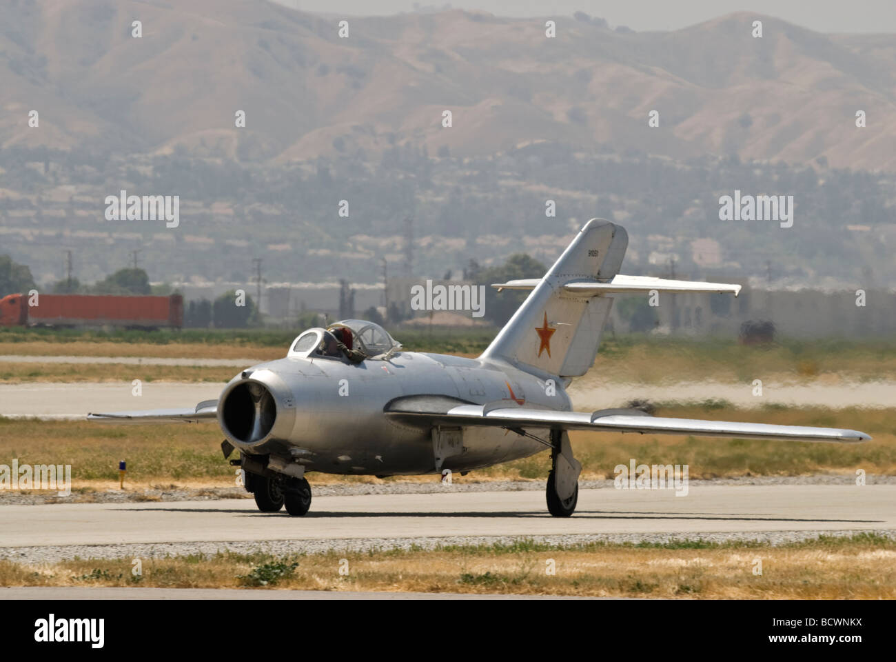 Eine MiG-15 taxis auf der Piste nach der Landung auf einer Airshow. Stockfoto