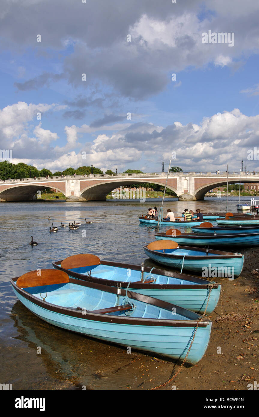 Miete Boote und Hampton Court Bridge, Themse, East Molesey, Surrey, England, Vereinigtes Königreich Stockfoto