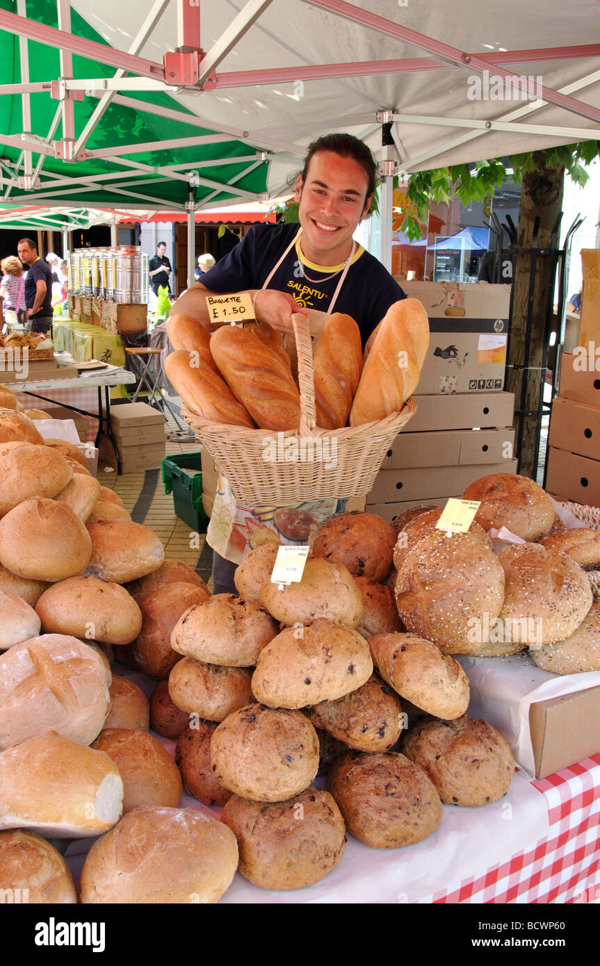Stall Besitzer halten Brot Brote, Continental Food Market, The Piazza, Wimbledon, Greater London, England, Vereinigtes Königreich Stockfoto
