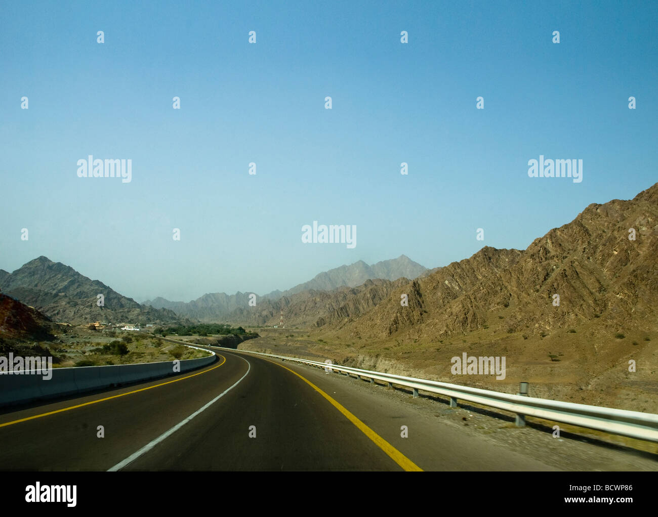 Eine bergige Straße in Fujairah, Vereinigte Arabische Emirate. Stockfoto