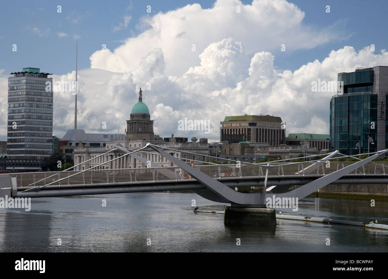 Dublin Finanzbereich Zollhaus Turmspitze Fluss Liffey und Sean Ocasey Fußgängerbrücke Dublin Stadt Irland Stockfoto