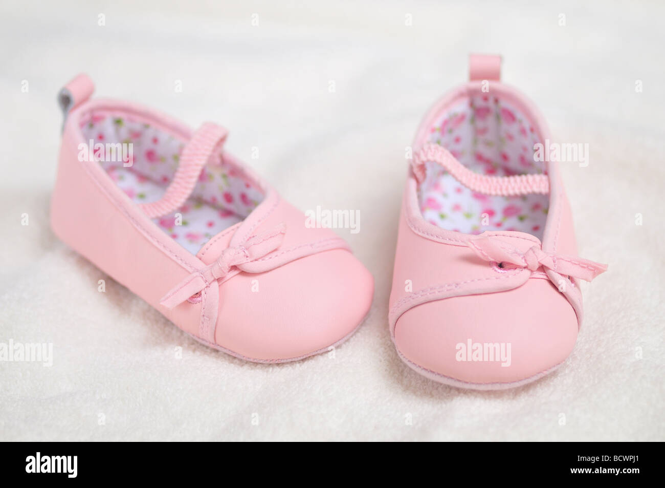 Adorable pink Babyschuhe Mädchen Stockfoto