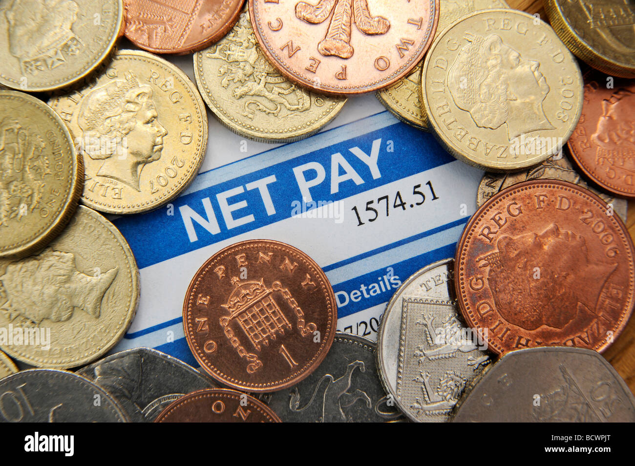 Britische Lohnzettel zeigt Netto Zahlen mit britischen Münzen wieder Lohn Nettogehalt Einkommen Rezession Credit Crunch Abschwung Geld UK einfrieren. Stockfoto