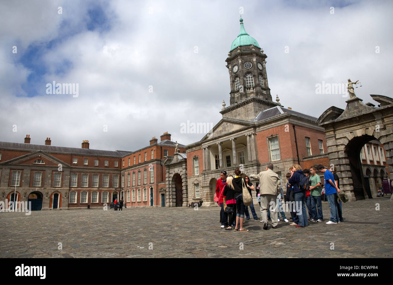 organisierte Tour Gruppe von Touristen in den großen Hof obere Hof vor der Bedford-Turm im Dublin Castle Stockfoto