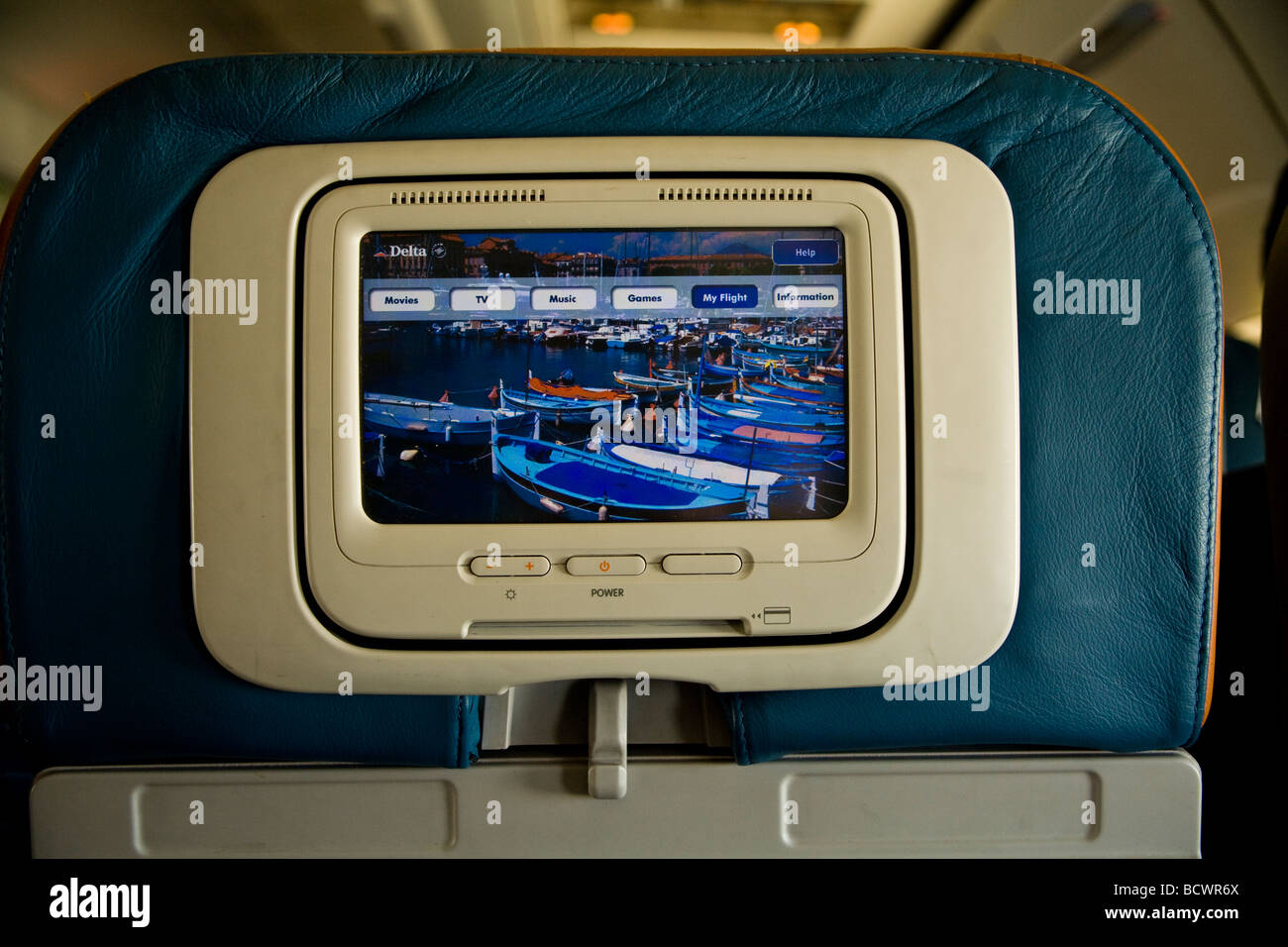 Persönliche video-Monitor auf Rückseite des Coach-Class-Sitz der Delta Airlines Flugzeug.  © Myrleen Pearson Stockfoto