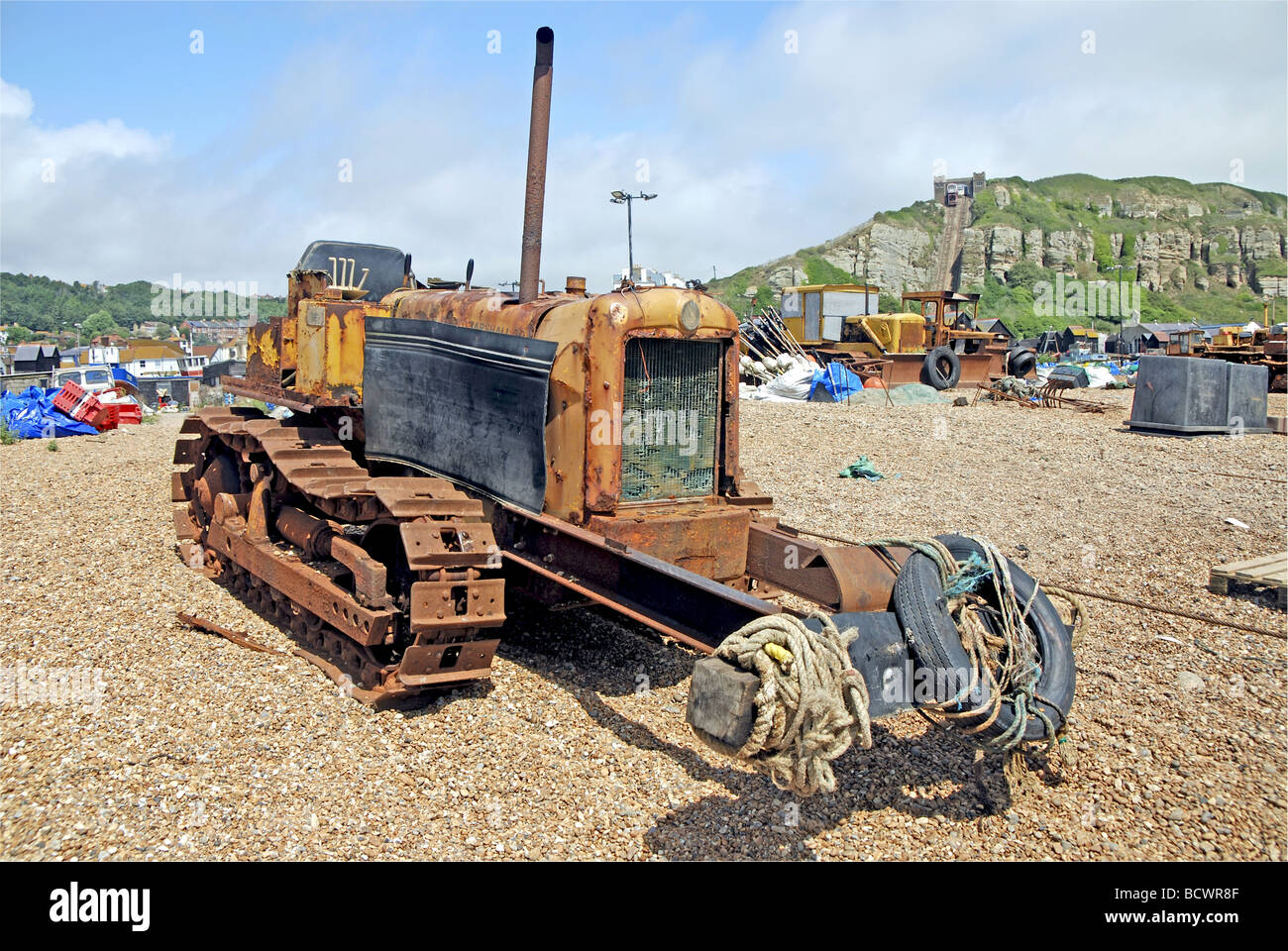 Rusty Bulldozer am Strand von Hastings Stockfoto