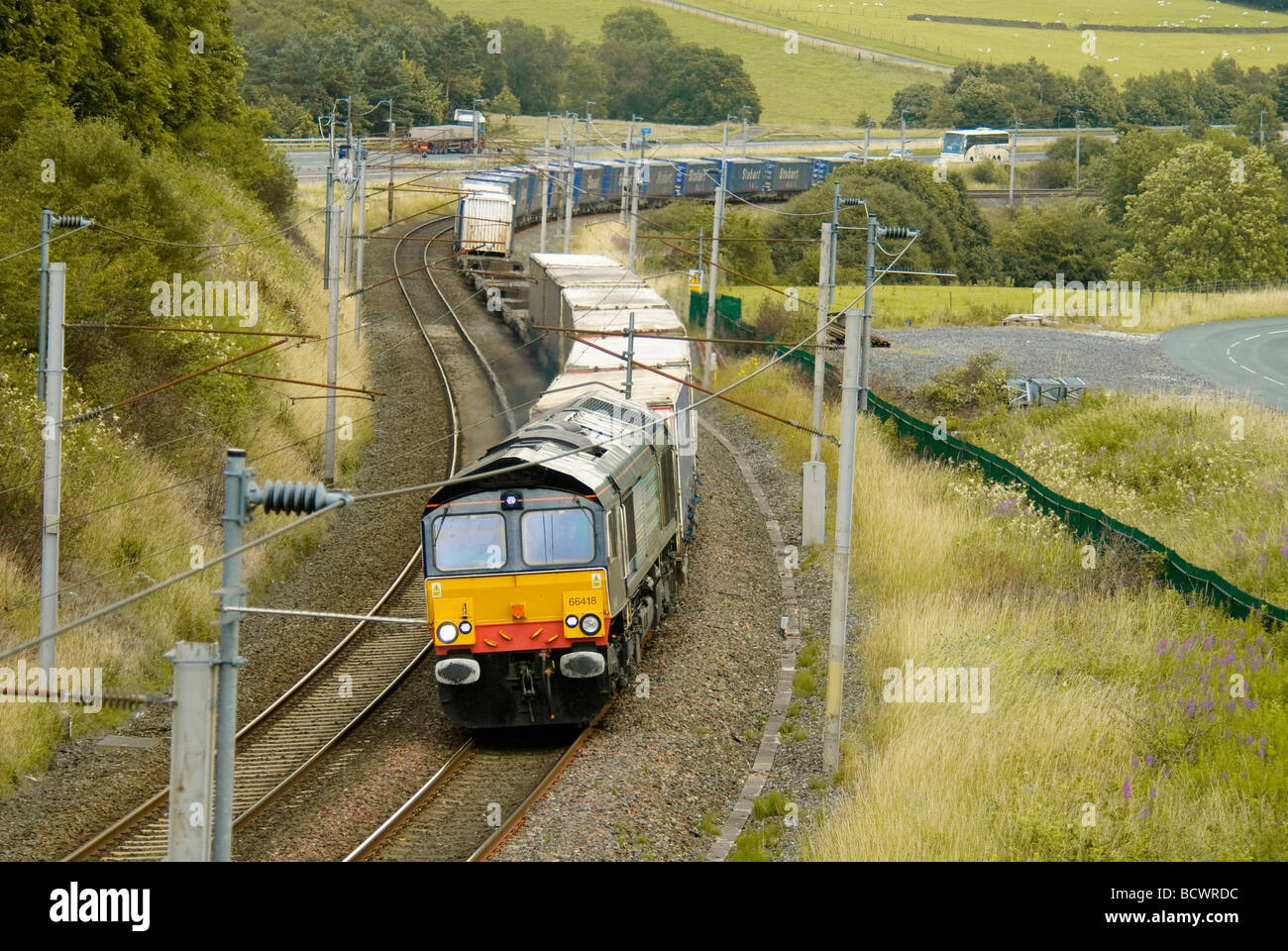 Ein Güterzug auf der West Coast Main Line an Beck Fuß Cumbria. Stockfoto