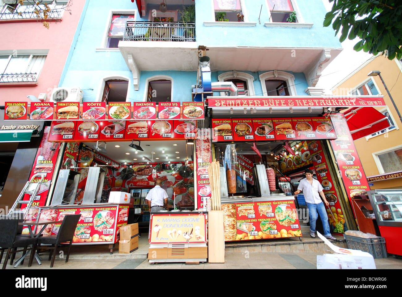 ISTANBUL, TÜRKEI. KebabLäden auf der Divan Yolu in SultanahmetViertel. 2009 Stockfotografie ISTANBUL, TÜRKEI. KebabLäden auf der Divan Yolu in SultanahmetViertel. 2009 Stockfotografie