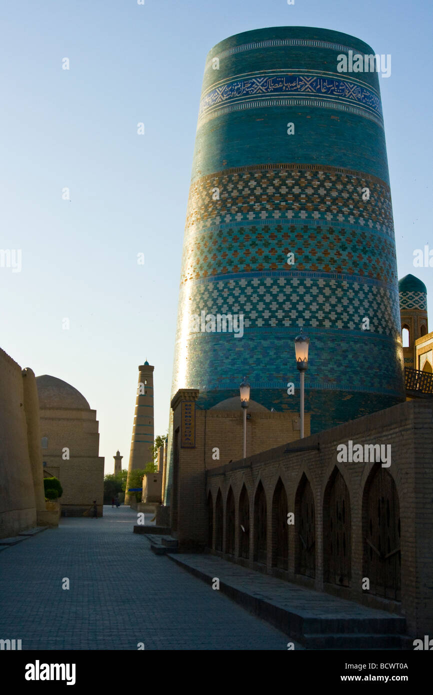 Lieblingswaffe Minarett an Muhammad Amin Khan Medrese in Khiva Uzbeksitan Stockfoto