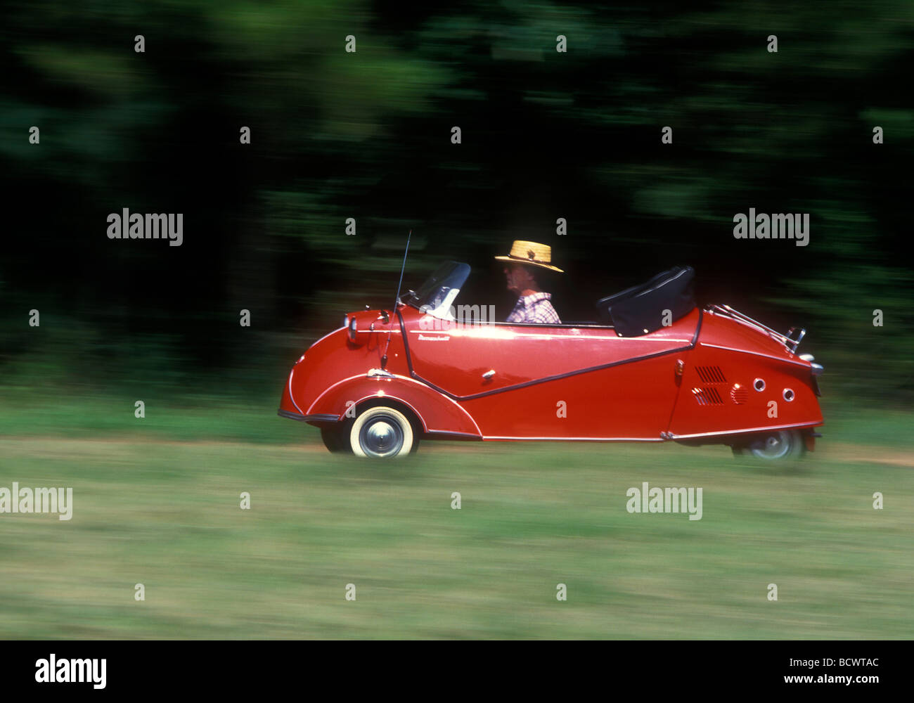 Messerschmitt-Mikro-Auto auf einer Landstraße fahren Stockfoto