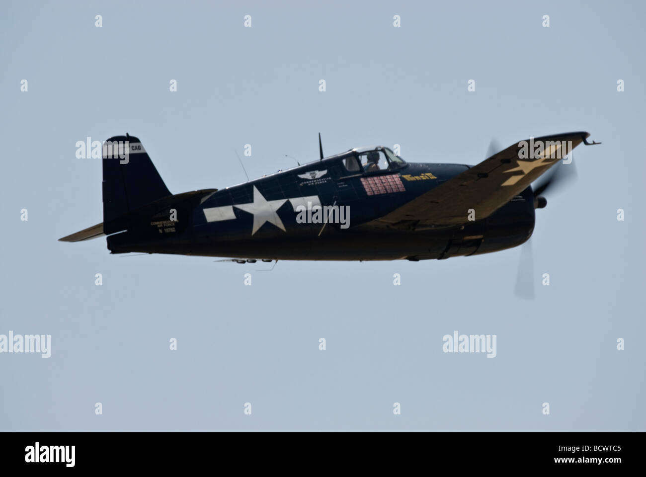 Eine Grumman F6F Hellcat fliegt auf einer Flugshow. Stockfoto