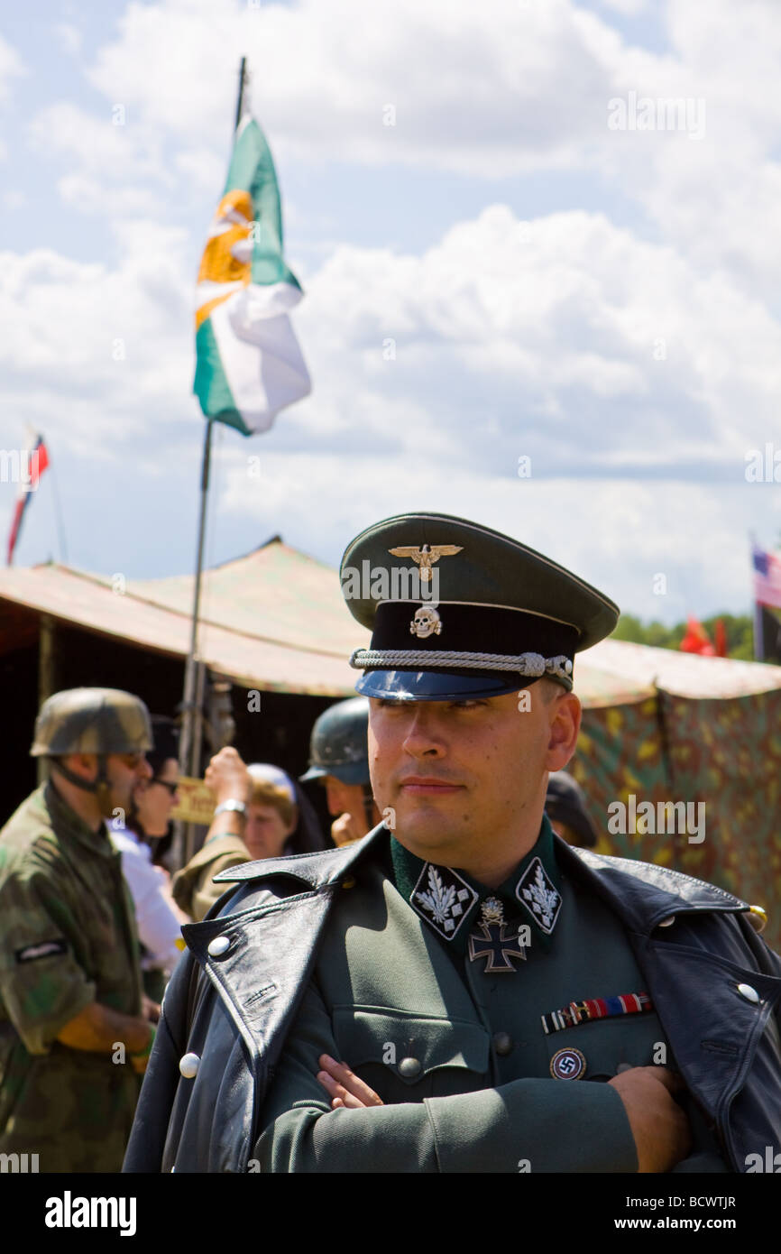 Nazi-Offizier und Hakenkreuz-Flagge Stockfoto