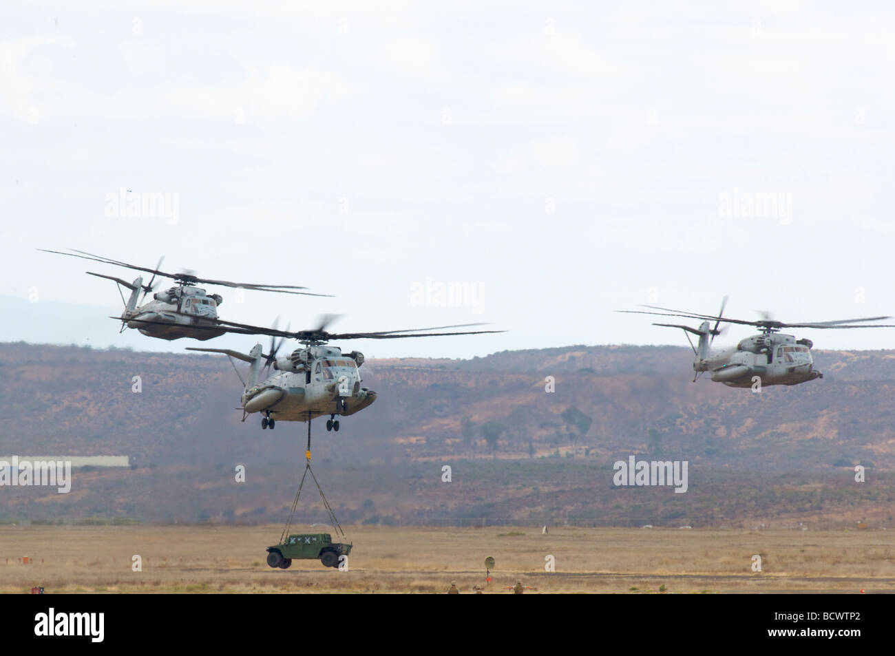 Große militärische Hubschrauber bereitstellen Landfahrzeuge in einer taktischen Demonstration auf der Miramar Airshow 2008 Stockfoto