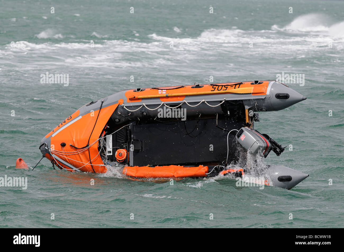 Aufrichtenden einem gekenterten Boot Stockfoto