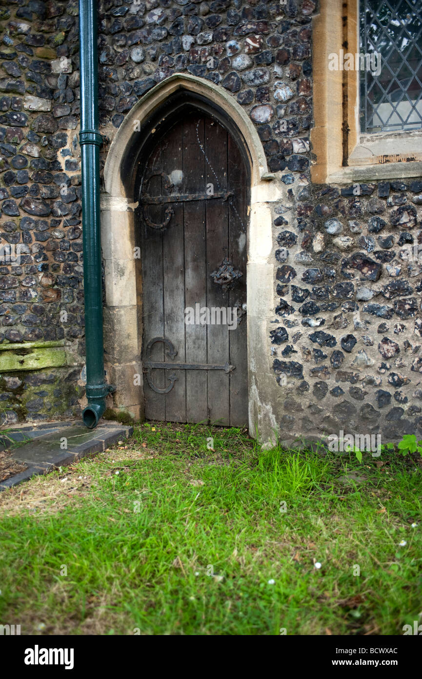 Eine alte hölzerne Kirchentür. Stockfoto