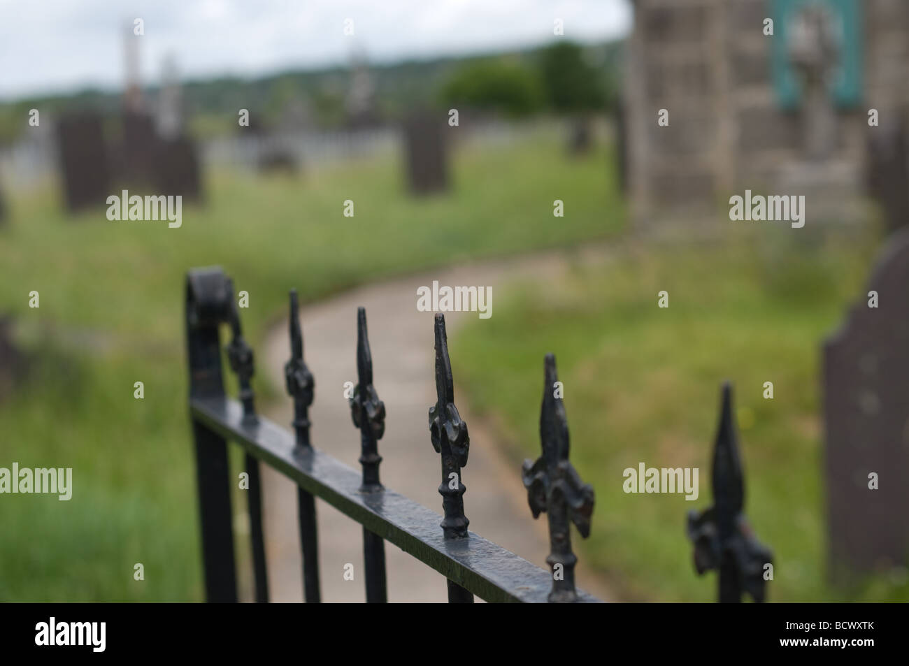 Ein Tor führt zu einem kirchlichen Friedhof in Betws Geerken Nord-Wales mit flache Schärfentiefe Stockfoto