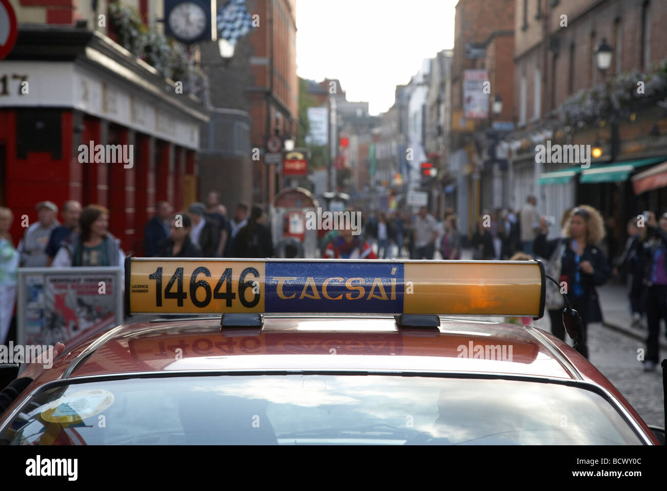 Taxi mit irische Schreibweise Tacsai auf Miete Board warten auf einen Tarif in der Temple Bar in Dublin Stadt Stockfoto