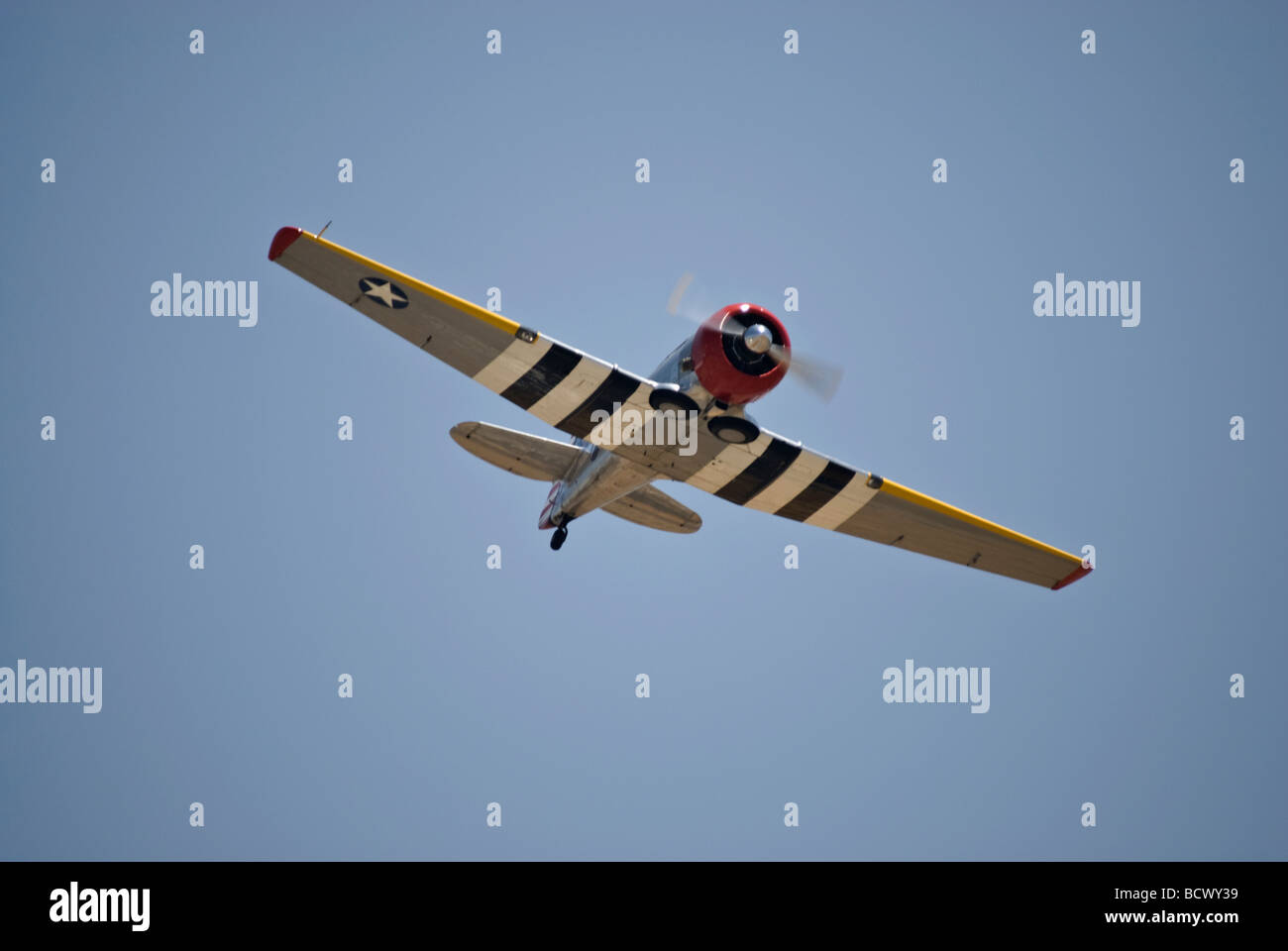 North American Aviation t-6 Texan Trainer fliegt auf einer Flugshow (Ansicht von vorne/unten) Stockfoto