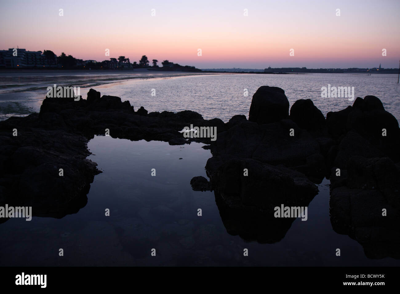 der Strand von Larmor Plage bei Sonnenaufgang Stockfoto