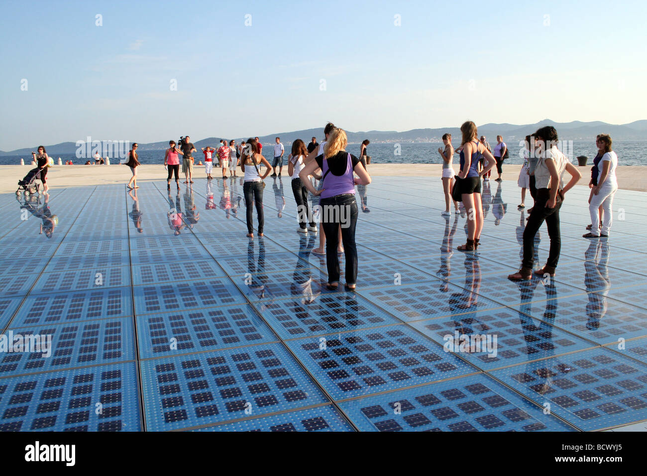 Nicola Basics Sonnengruß-Licht-Show auf der Uferpromenade Riva in Zadar in der kroatischen Region Dalmatien. Stockfoto