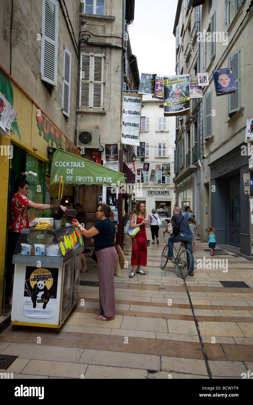 Ein Shop verkauft frisch gepressten Fruchtsäfte in Avignon, Frankreich Stockfoto