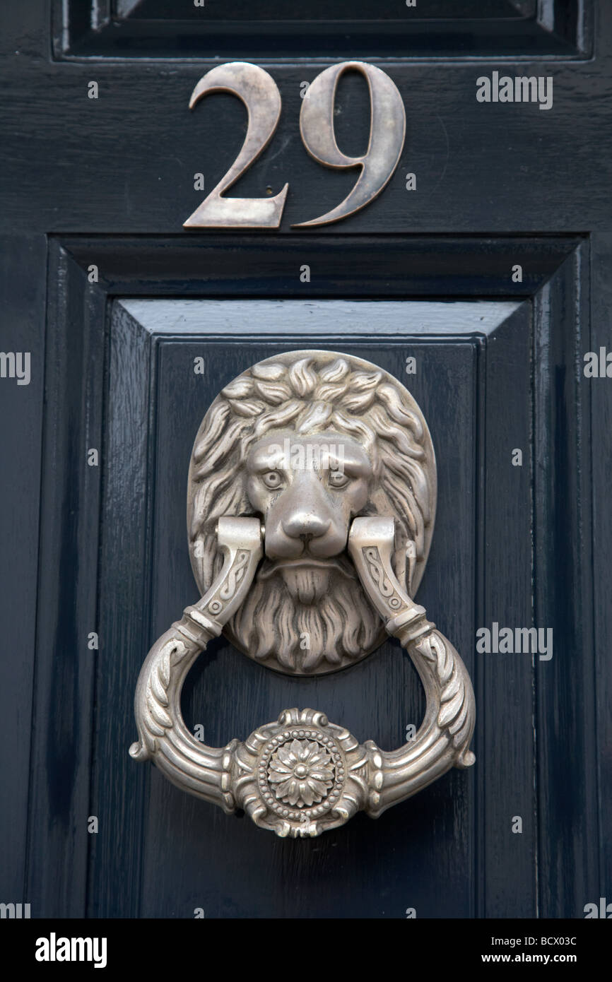 Löwen Kopf Türklopfer und Nummer 29 auf einer georgischen Tür in Merrion square, Dublin Irland Stockfoto