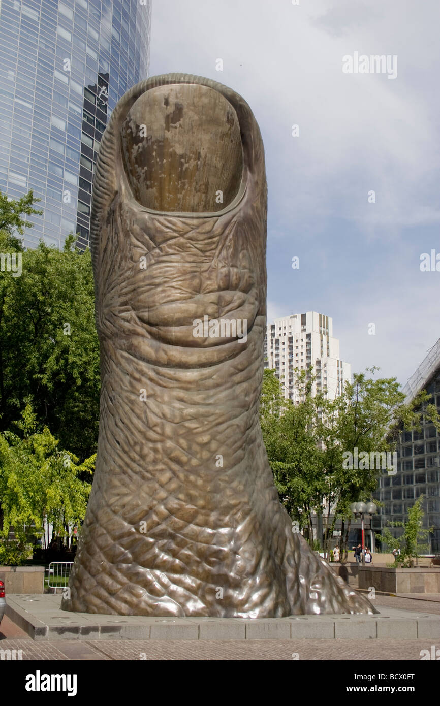 'Le Poce' großen Daumen Skulptur machte 1965 von Cesar und platziert in den Quartalen des "La Defense", Paris 1994 Stockfoto