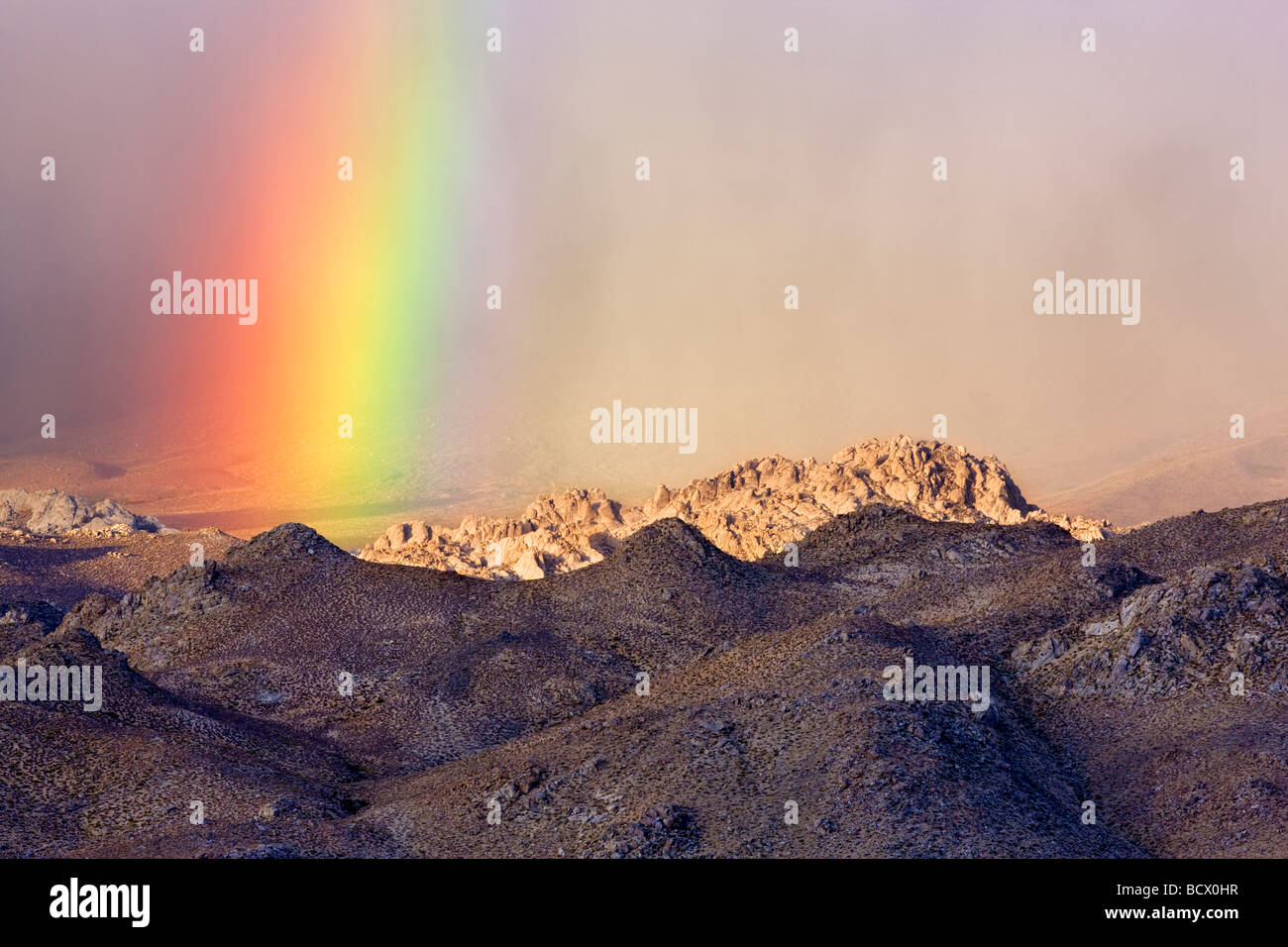 Regenbogen über Eastern Sierra Mountains in der Nähe von Bischof California Stockfoto