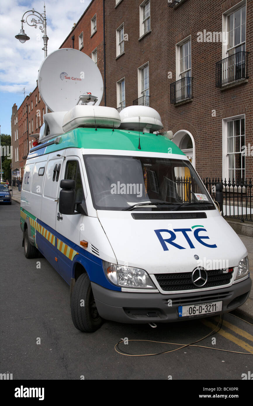 RTE Radio Telefis Eireann irischen Staatssenders außerhalb broadcast Satellite Communications LKW geparkt am Merrion square Stockfoto