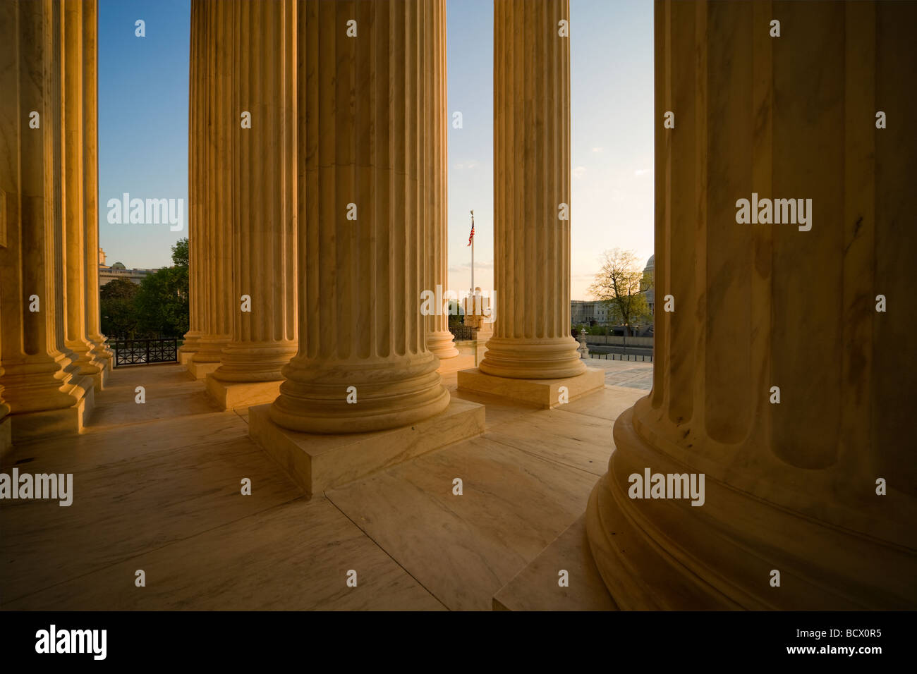 US Supreme Court Gebäude Haupteingang Kolonnade mit amerikanischen Flagge in Washington DC USA. Stockfoto