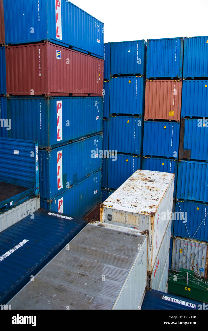 Container-Stapel auf dem Deck eines Containerschiffes Stockfoto