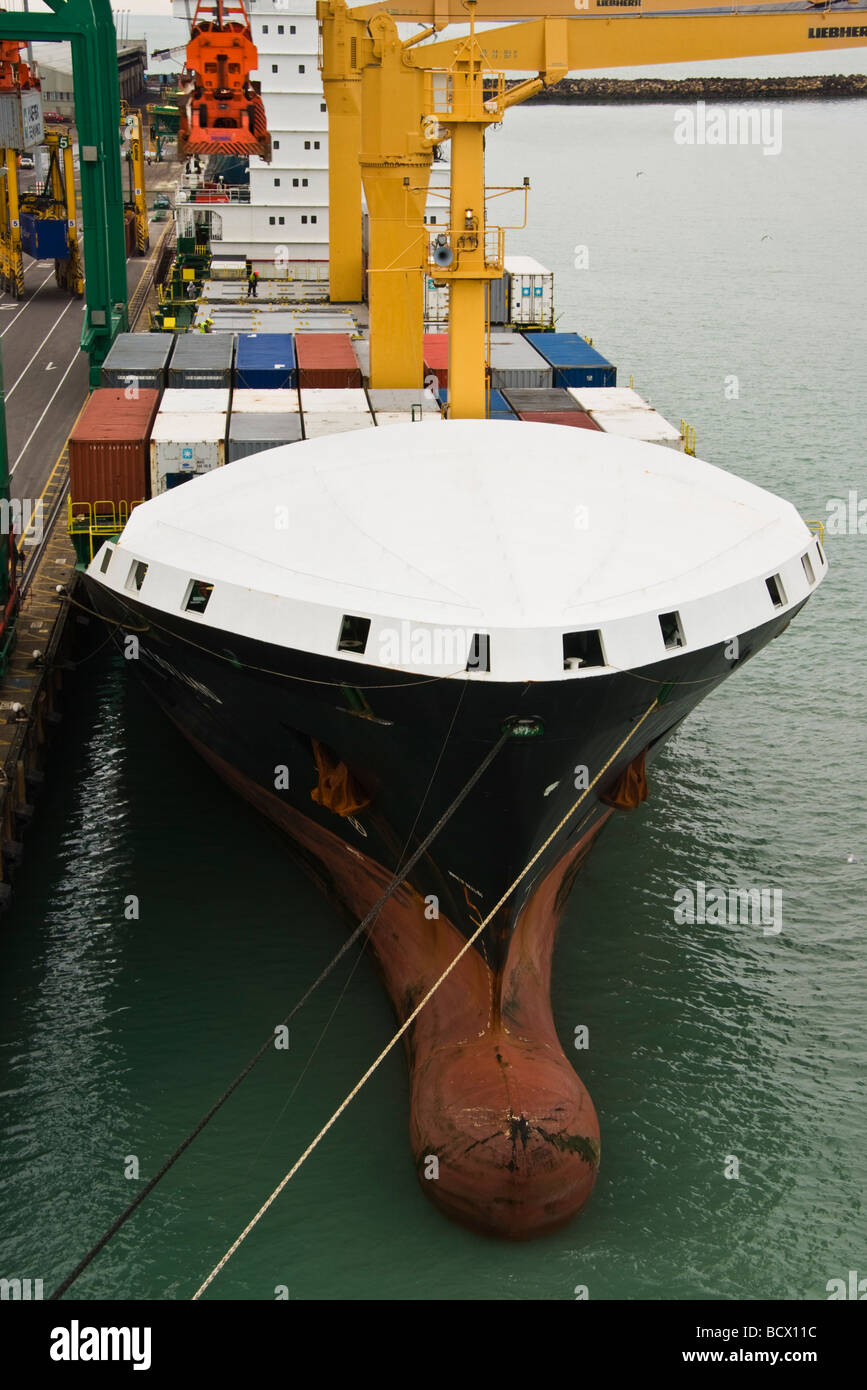 Bauchige Bogen und geschlossene Vorschiff eines Containerschiffes Stockfoto
