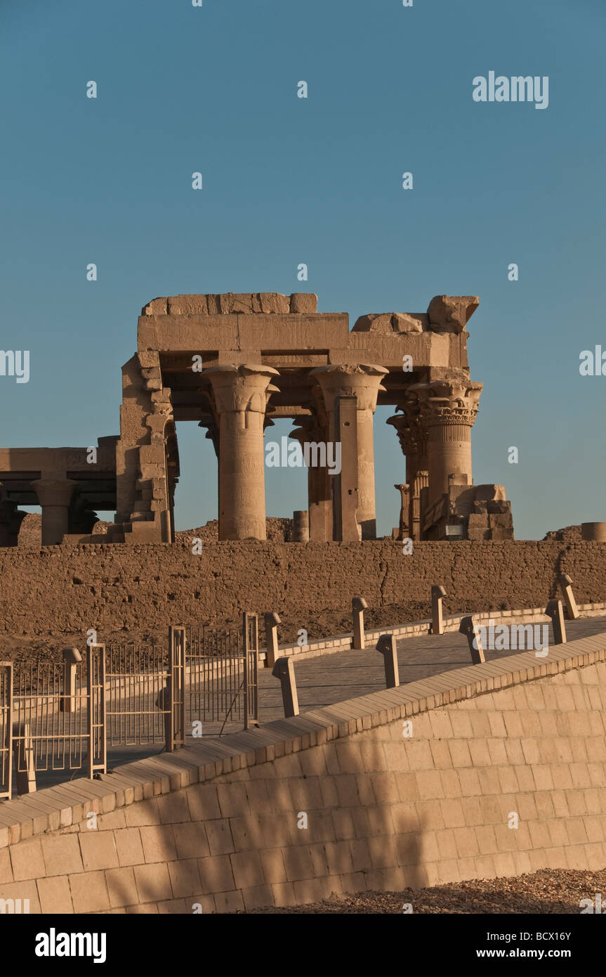 Kom Ombo Tempel in Ägypten Spalten Pylonen Übersicht von Nil Menge Touristen nachschlagen Stockfoto