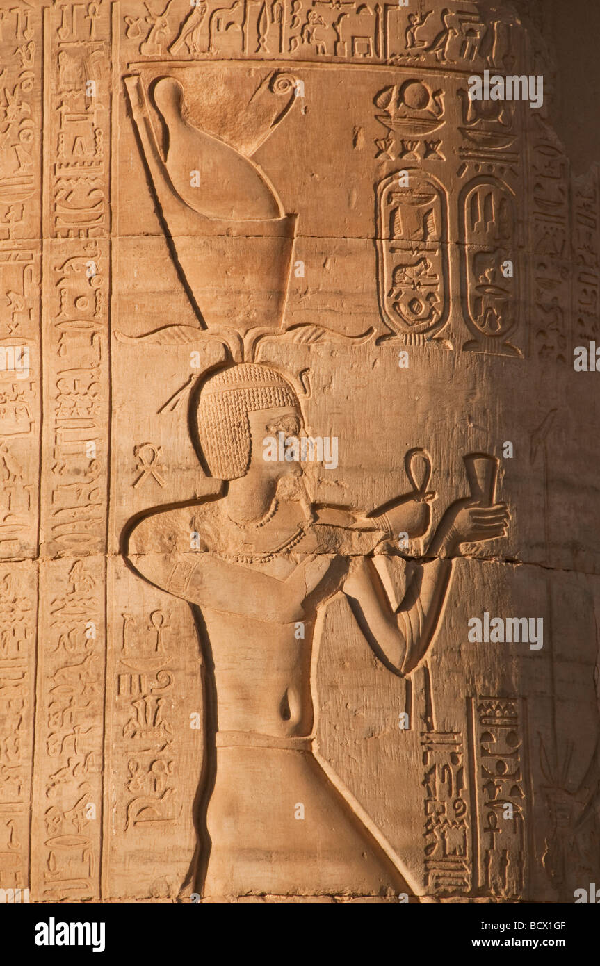 Ägypten Kom Ombo Tempel Spalte Reliefs Hieroglyphen Schnitzereien Pharao tragen Krone macht Angebote für Götter Stockfoto