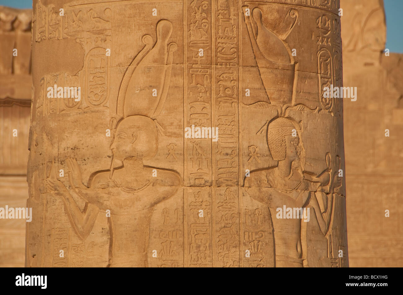 Ägypten Kom Ombo Tempel im freien Spalten Säulen schnitzen Reliefs Hieroglphs Hieroglyphen Pharao Angebote Stockfoto