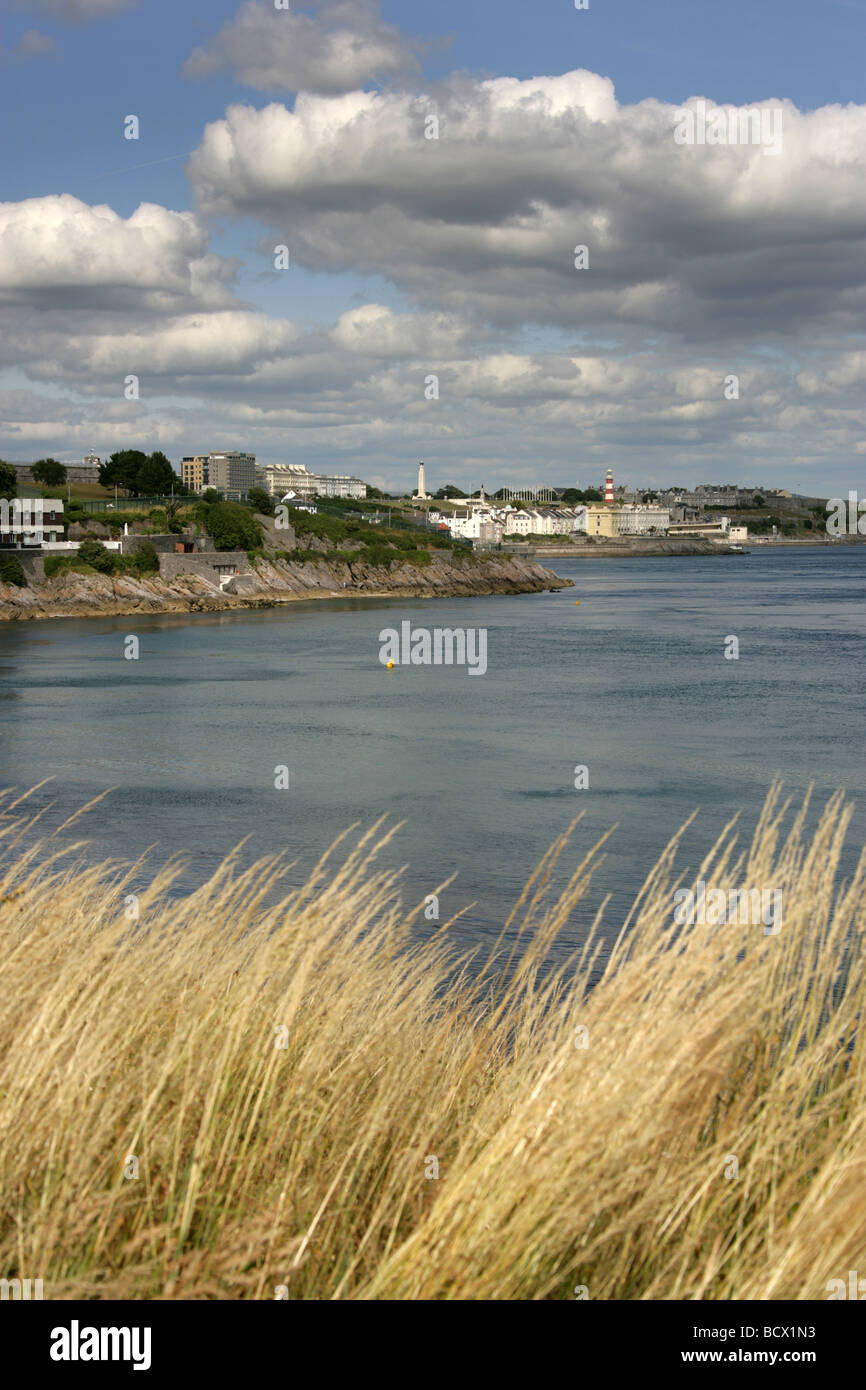 Stadt von Plymouth, England. Plymouth Sound und Waterfront, mit der Hacke im fernen Hintergrund. Stockfoto