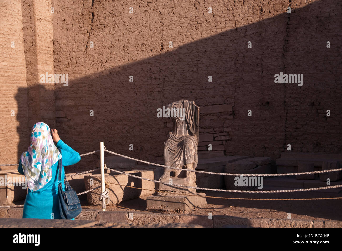 Ägypten Kom Ombo Tempel Frau Mädchen muslimischen Stil Schal dress Fotos Statue Touristen Fotografen Stockfoto